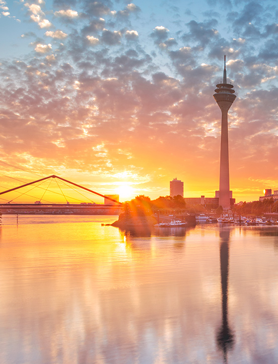 Sonnenuntergang Düsseldorf Rhein mit Brücke und Fernsehturm