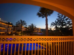 Unterkunft Mallorca Son Baulo Balkon Aussicht auf vier Sterne Hotel Anlage bei Abend Lupa Escort Mallorca Escort